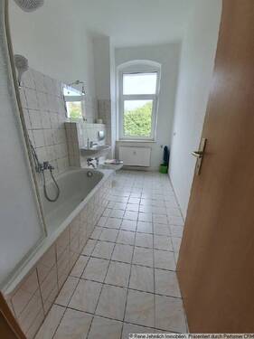 Bad mit Wanne - 