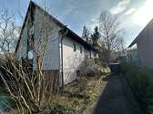 Straßenansicht - Sanierungsbedürftiges, freistehendes Einfamilienhaus auf großem Grundstück