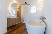 Schlafzimmer mit En-Suite-Masterbad - 