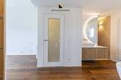 Schlafzimmer mit En-Suite-Masterbad - 