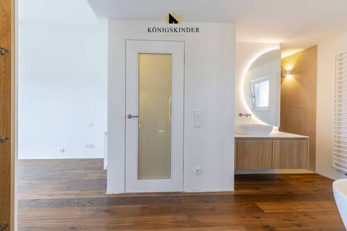 Schlafzimmer mit En-Suite-Masterbad - 