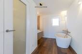 Schlafzimmer mit En-Suite-Masterbad - 