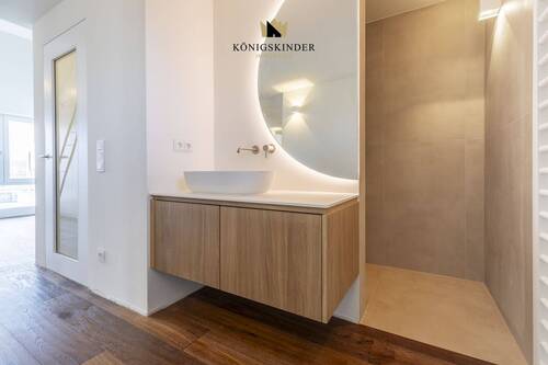 Schlafzimmer mit En-Suite-Masterbad - 