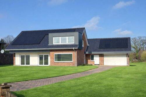 Skizze mit Rasen - Moderne Erdgeschosswohnung mit Garten, Garage und zwei Terrassen in Wilsum