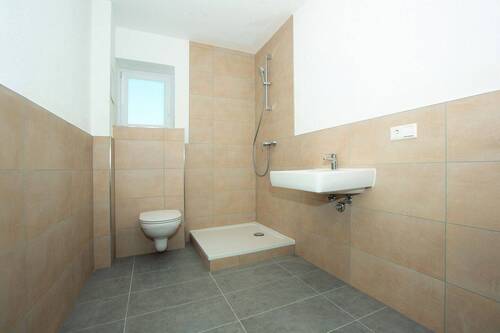 Bad - 4 Zimmer Etagenwohnung in Lenningen