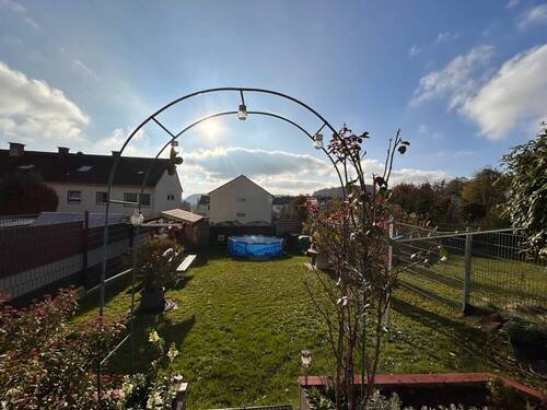 Blick in den Garten - Reihenmittelhaus mit 108,30 m² in Rennerod zum Kaufen