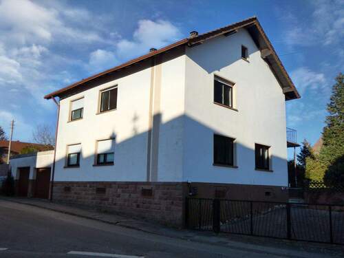 Straßenansicht - Hütschenhausen - Freistehendes Einfamilienhaus mit zwei Garagen und Garten