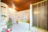 Familienbad mit Badewanne und Dusche - 