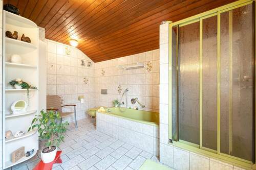 Familienbad mit Badewanne und Dusche - 