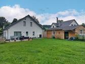 Rückansicht vom Haus mit Carport und Gerätehaus - 5 Zimmer Mehrfamilienhaus, Wohnhaus zum Kaufen in Schmallenberg