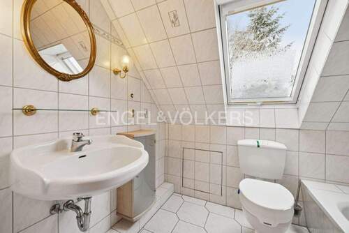 Badezimmer im Dachgeschoss (Anbau) - 