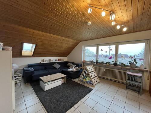 Wohnzimmer - Großzügige Dachgeschosswohnung mit Dachloggia in ruhiger Lage