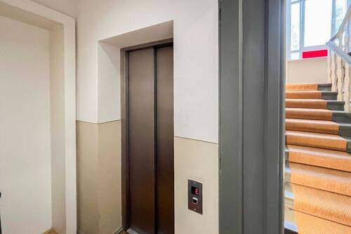 Hausflur mit Aufzug - 