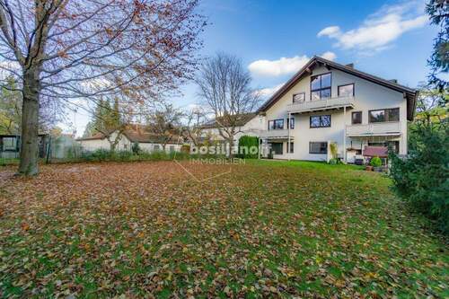 Hausansicht mit Gemeinschaftsgarten - 