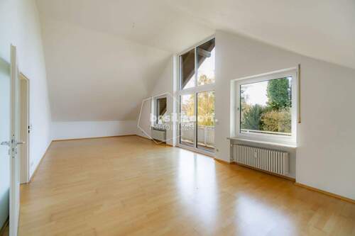 Lichtdurchflutetes Wohn- und Esszimmer mit Balkonzugang - 4 Zimmer Etagenwohnung zur Miete in München