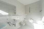 Tageslicht-Badezimmer mit Wanne, WC und Doppelwaschbecken - 