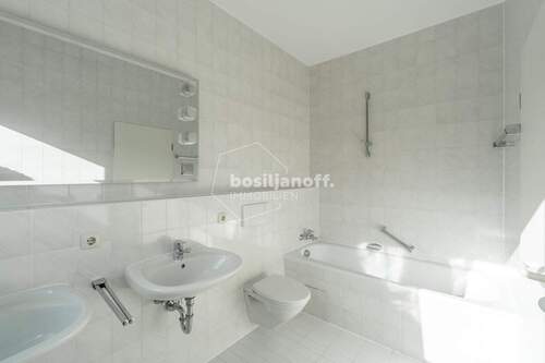 Tageslicht-Badezimmer mit Wanne, WC und Doppelwaschbecken - 