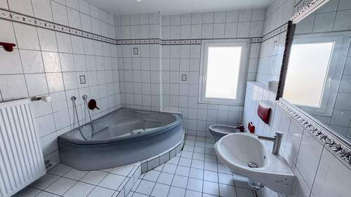 Tageslichtbad mit Wanne und Dusche OG Vorderhaus - 