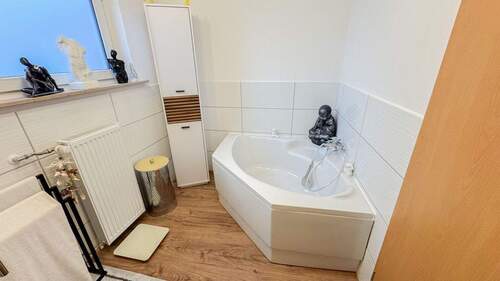 Tageslichtbad mit Wanne und Dusche - 