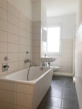Bad mit Wanne - 