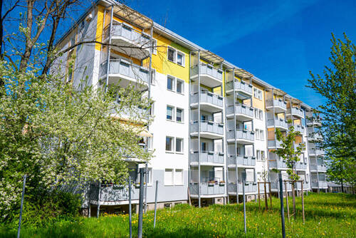 Hausansicht - Wohnen in toll sanierter 3-Raum-Wohnung