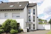 Ansicht vorne - Gepflegte Erdgeschosswohnung mit großem Garten in bester Lage