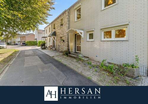 Titelbild - Reihenmittelhaus mit Garten und Garage in Alsdorf - renovierungsbedürftig !