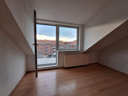 Wohnzimmer mit Balkon - Großzügige 3-Zimmer Dachgeschoßwohnung mit Balkon und Stellplatz