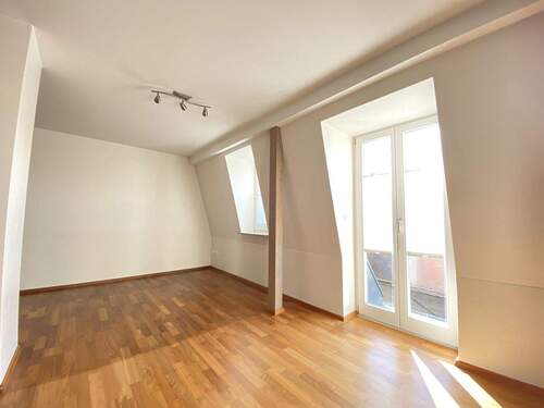 Der Wohnbereich mit Blick zur Balkontür - 