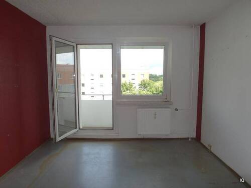 Wohnzimmer mit Balkon - 2 Zimmer Etagenwohnung zum Kaufen in Lauchhammer