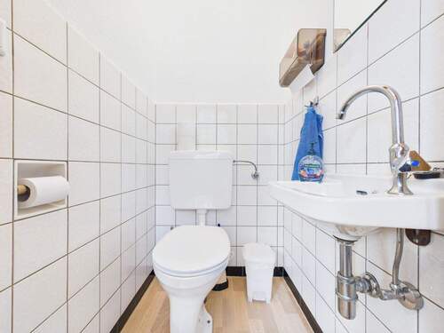 Gäste-WC_Erdgeschoss - Terrassenwohnung mit 80,00 m² in Willingen zum Kaufen