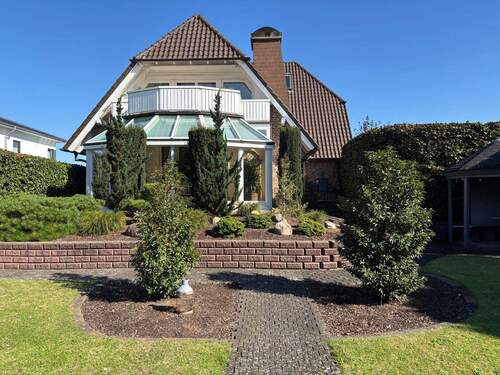 Gartenansicht - Geschmackvolles 1-2-Familienhaus mit Wintergarten und Gartenidylle