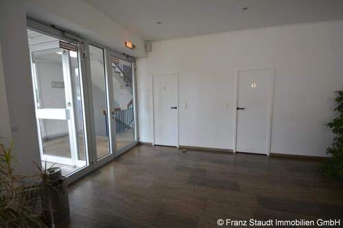 Eingangsfoyer / WC-Anlagen - Büro mit 350,00 m&sup2; in Hösbach zur Miete