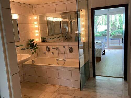 Bad mit Wanne und Dusche - 