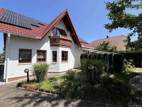 Ansicht Rückseite - Wunderschönes Fertigteilhaus mit Pool und Doppelgarage in Ottersleben zu verkaufen!