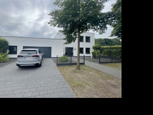 Ansicht mit Garage (elektr. Sektionaltor) - 