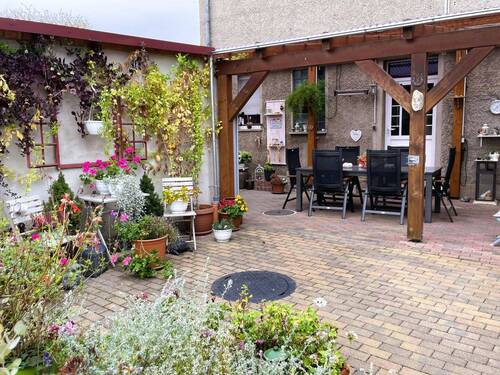 Hof hinter dem Haus - 9 Zimmer Einfamilienhaus zum Kaufen in Roßleben-Wiehe