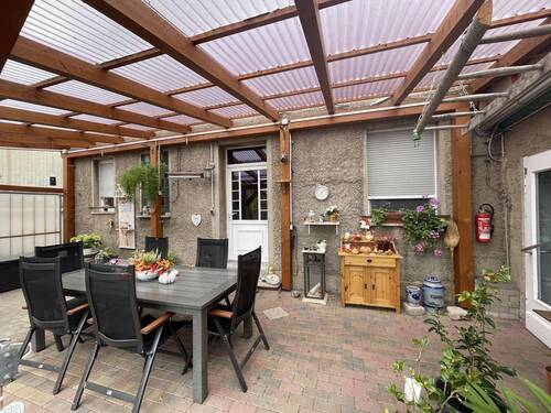 Terrasse hinter d. Haus - 9 Zimmer Einfamilienhaus in Roßleben-Wiehe