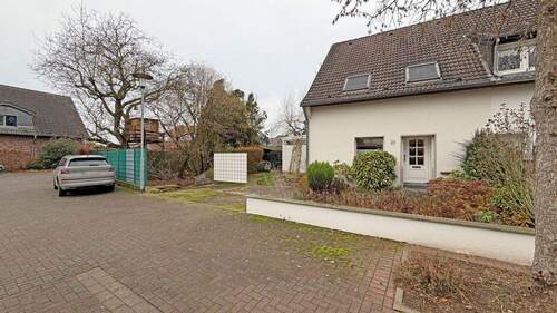 Außenansicht - Doppelhaushälfte inklusive Nebengebäuden mit Gestaltungspotenzial in Alpen-Menzelen!