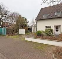 Doppelhaushälfte inklusive Nebengebäuden mit Gestaltungspotenzial in Alpen-Menzelen!