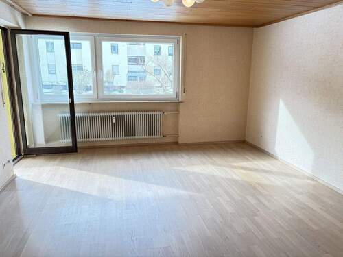 Wohnzimmer - 4 Zimmer Etagenwohnung zum Kaufen in Neumarkt in der Oberpfalz