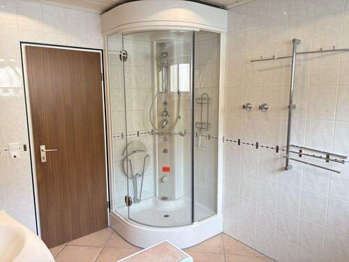 ...Dusche und Waschmaschinenanschluss - 