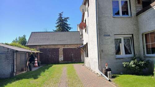 Hofbereich und Auffahrt - 