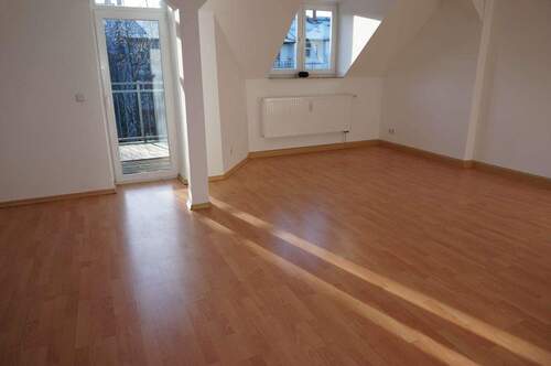 Wohnzimmer - 2 Zimmer Etagenwohnung zur Miete in Chemnitz