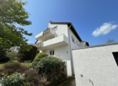 Gebäudeansicht - Gepflegte 2-Zimmerwohnung mit EBK u. Terrasse in herrlicher Aussichtslage an Einzelperson
