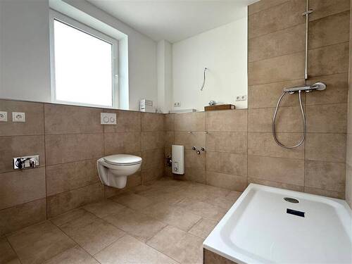 Badezimmer mit großer Dusche - 