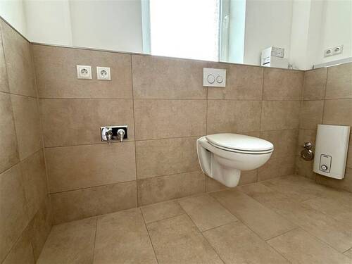 Badezimmer mit Waschmaschinenanschluss - 