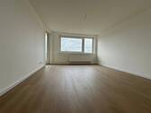 Wohnzimmer mit Zugang zum sonnigen Balkon - 