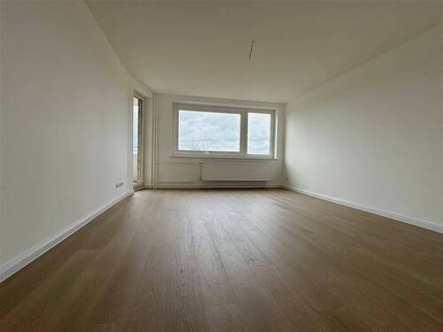 Wohnzimmer mit Zugang zum sonnigen Balkon - 