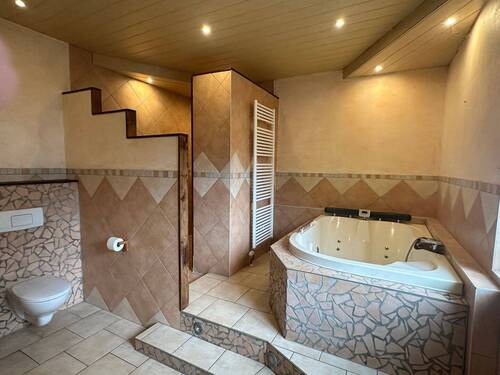 Bad mit großer Dusche und Whirlpool - 